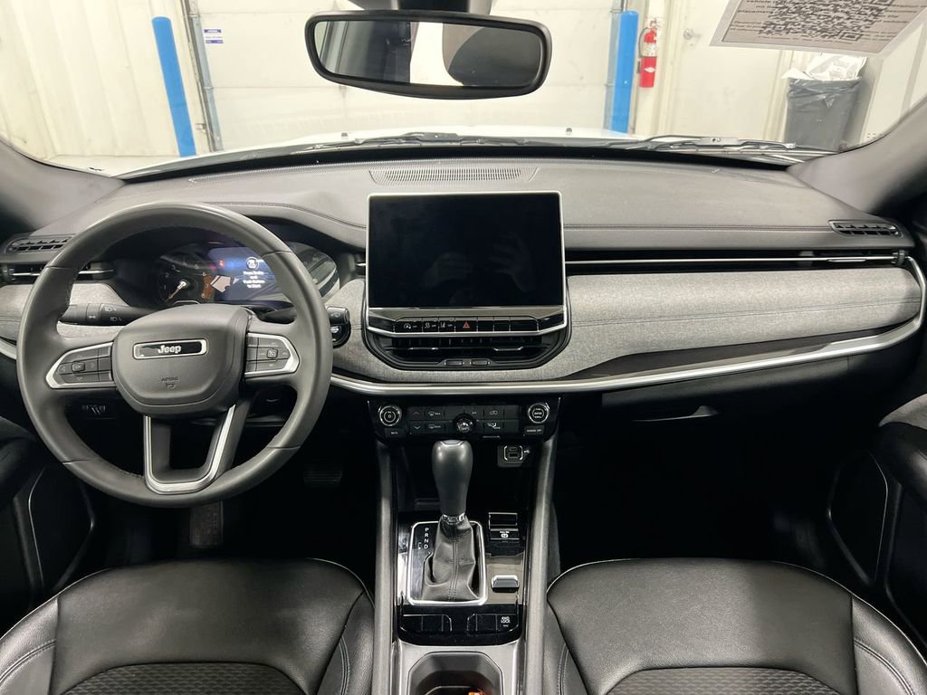 Used 2024 Jeep Compass Latitude image 10