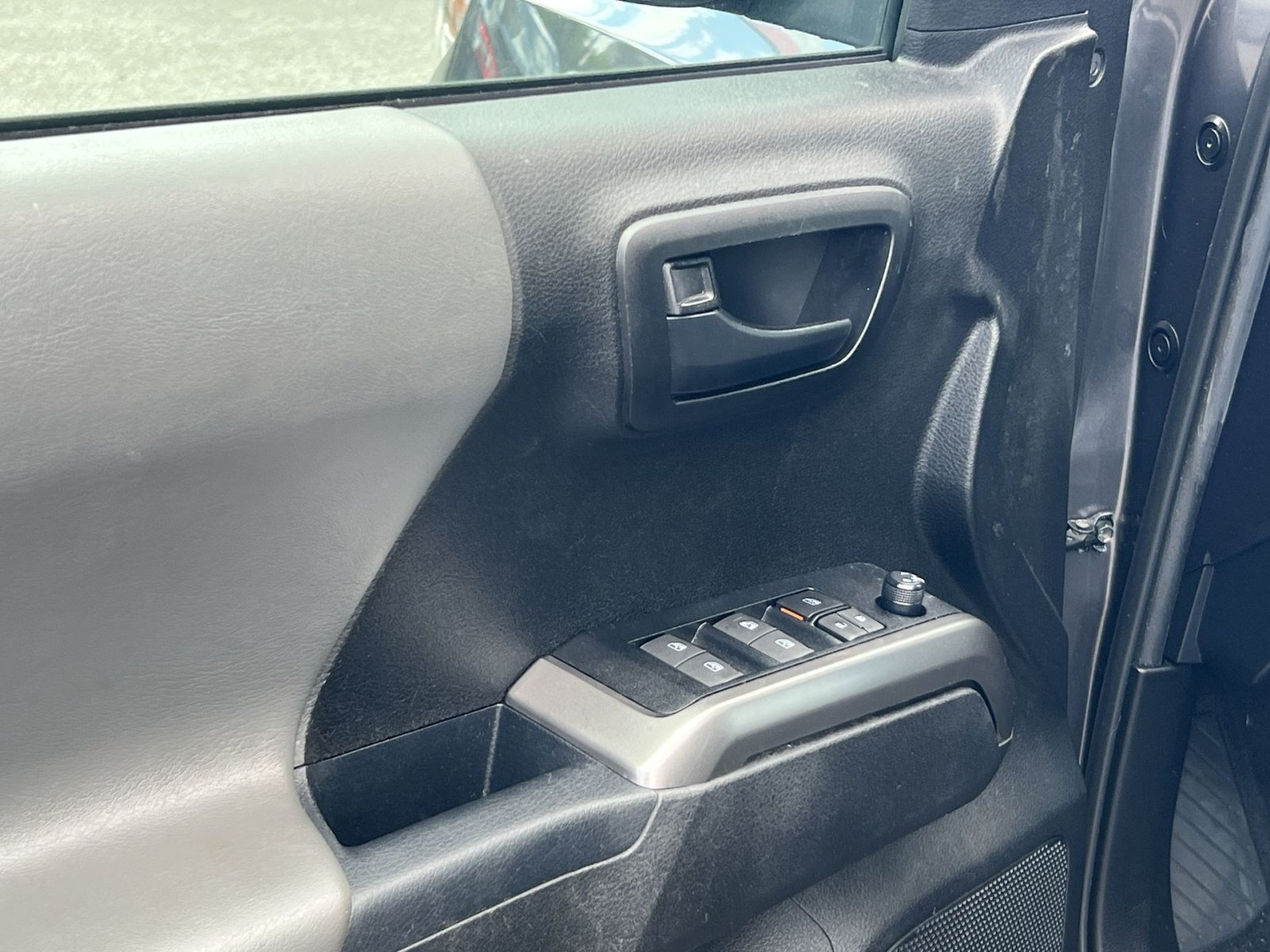 Used 2021 Toyota Tacoma SR5 AWD/4WD image 12
