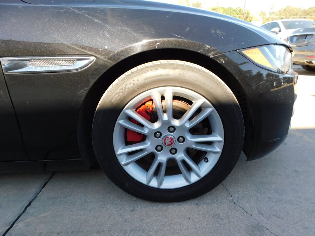 Used 2017 Jaguar XE Premium RWD image 9