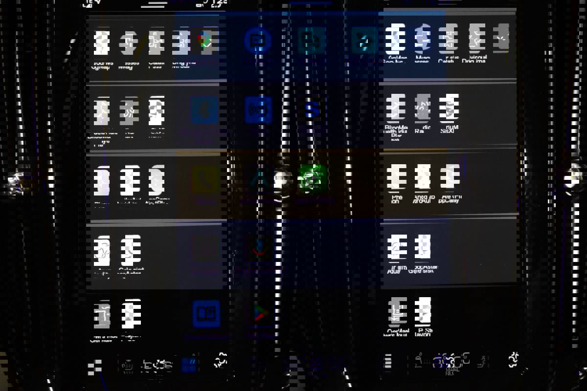 Used 2025 Volvo V60 B5 Cross Country Plus image 41