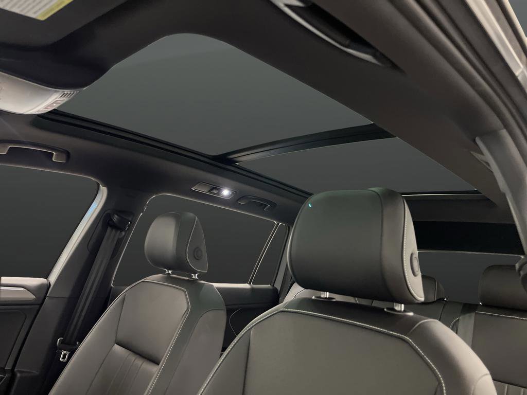 Used 2024 Volkswagen Tiguan SE R-Line image 7