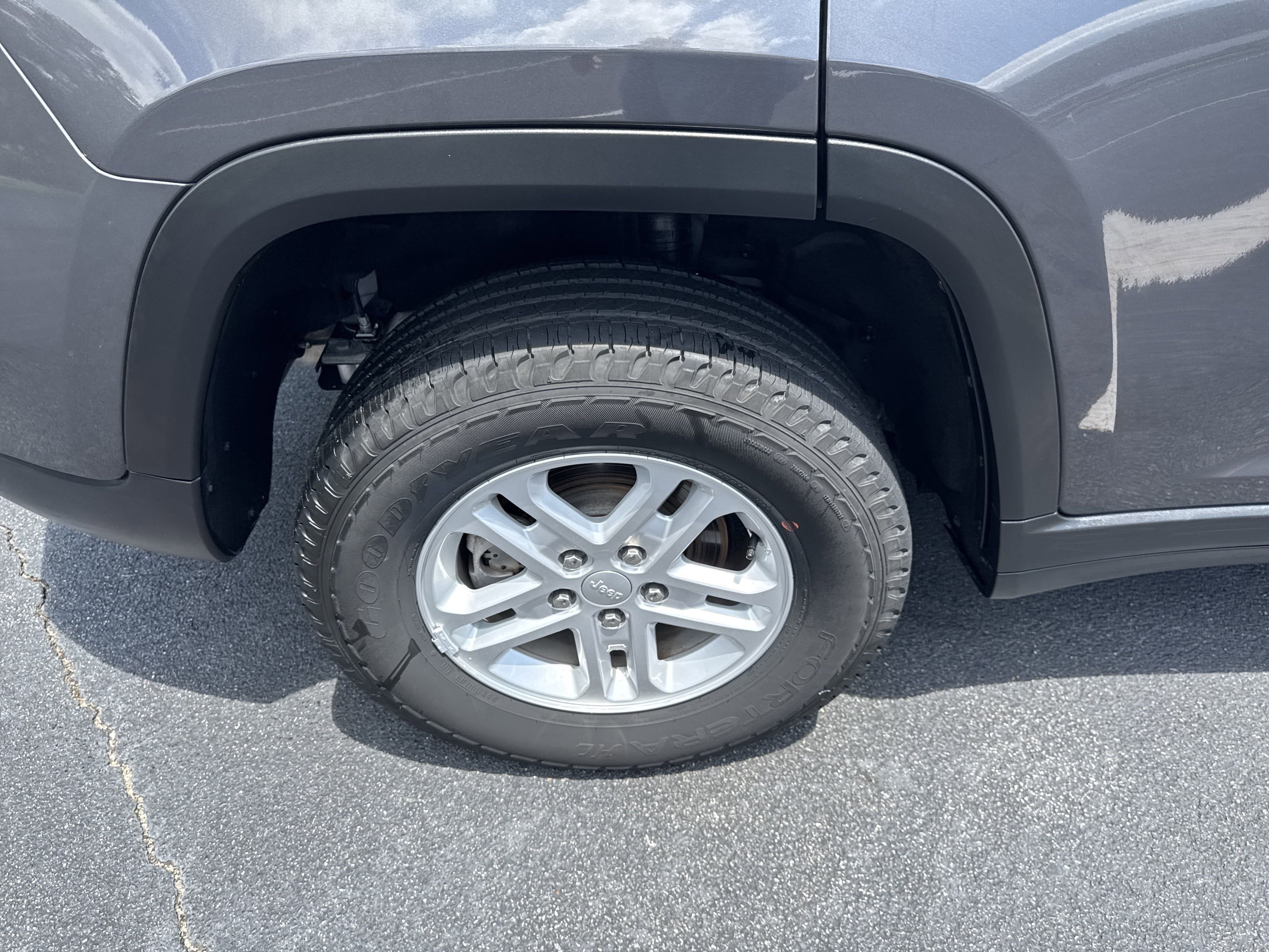 Used 2024 Jeep Grand Cherokee Laredo image 11