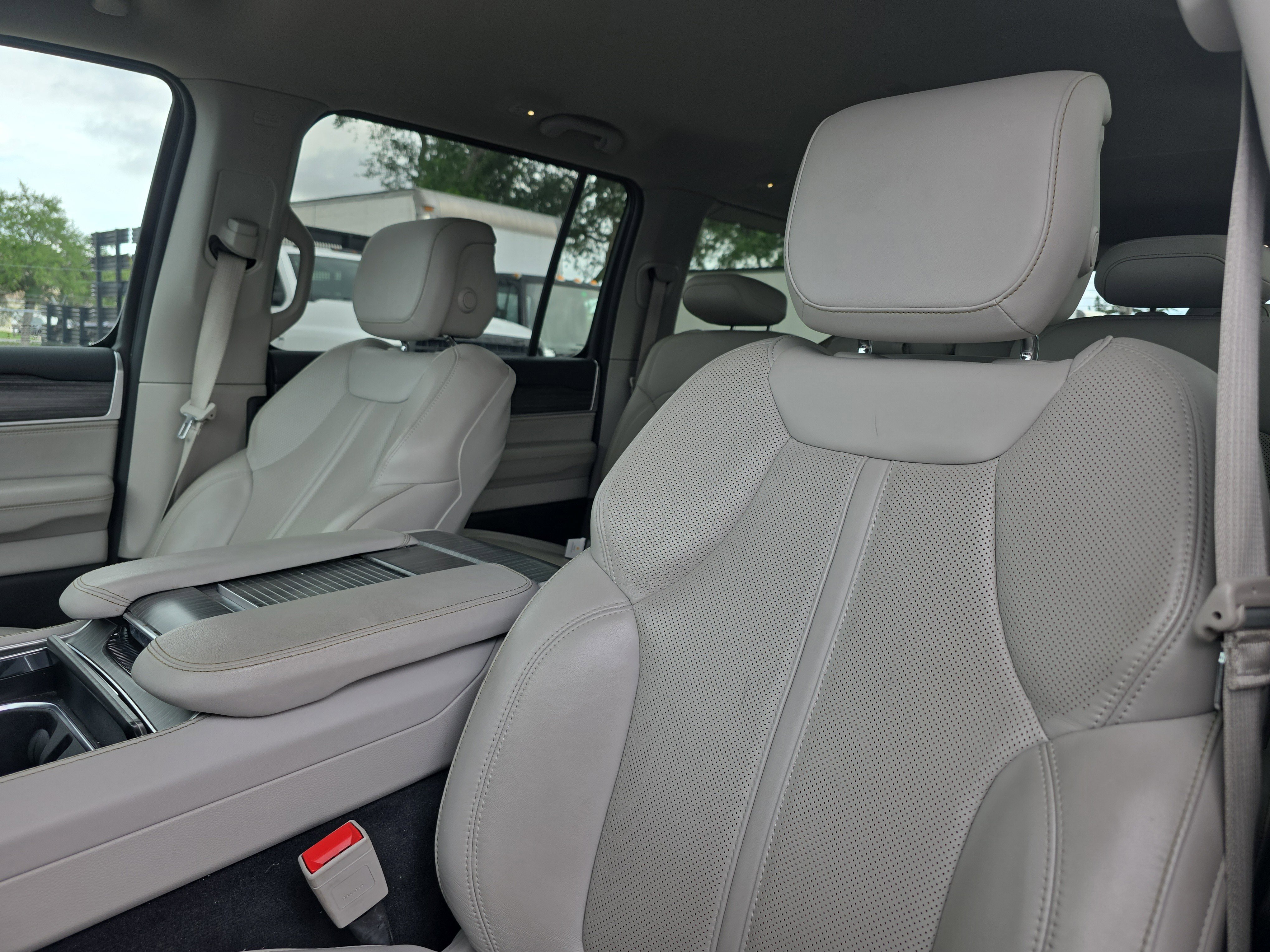 Used 2024 Jeep Wagoneer L Series III w/ Flexible Seating Group AWD/4WD image 27