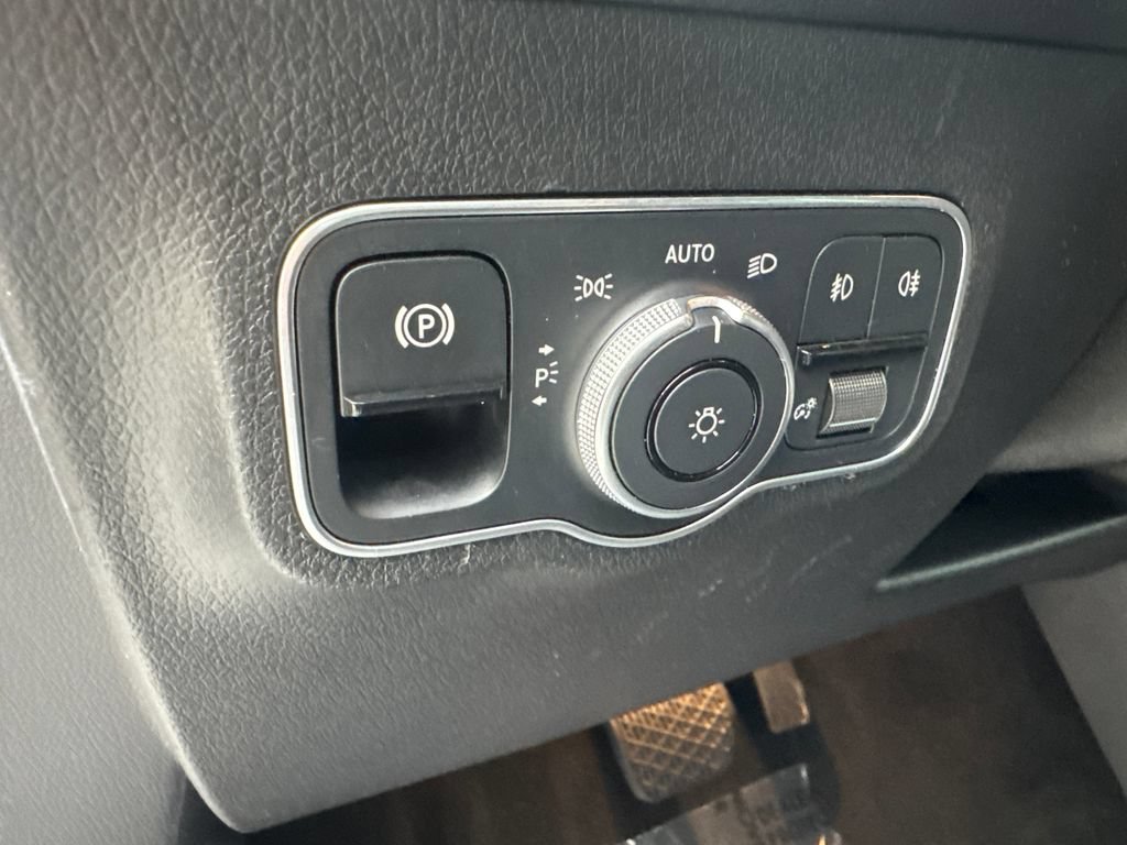 Used 2025 Mercedes-Benz GLB 250 4MATIC image 53