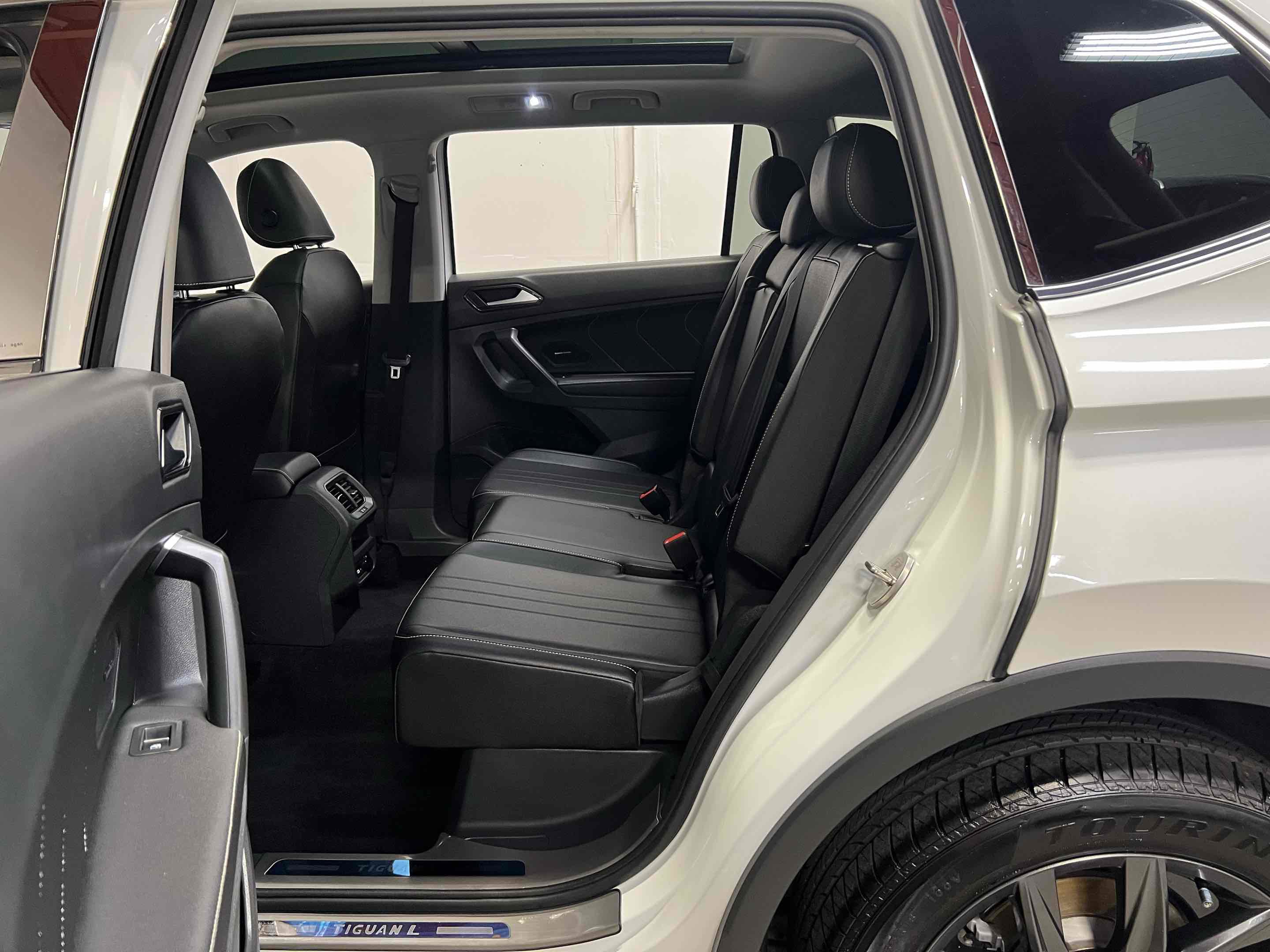 Used 2023 Volkswagen Tiguan SE w/ Panoramic Sunroof Package image 41