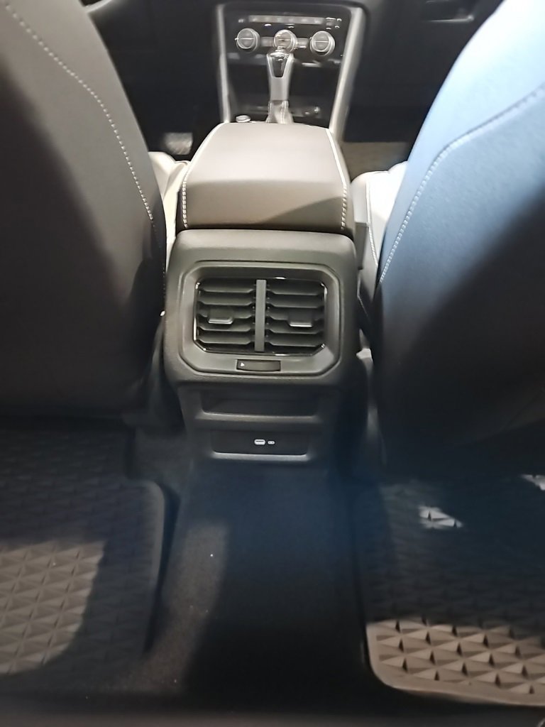 Used 2022 Volkswagen Taos SEL image 18