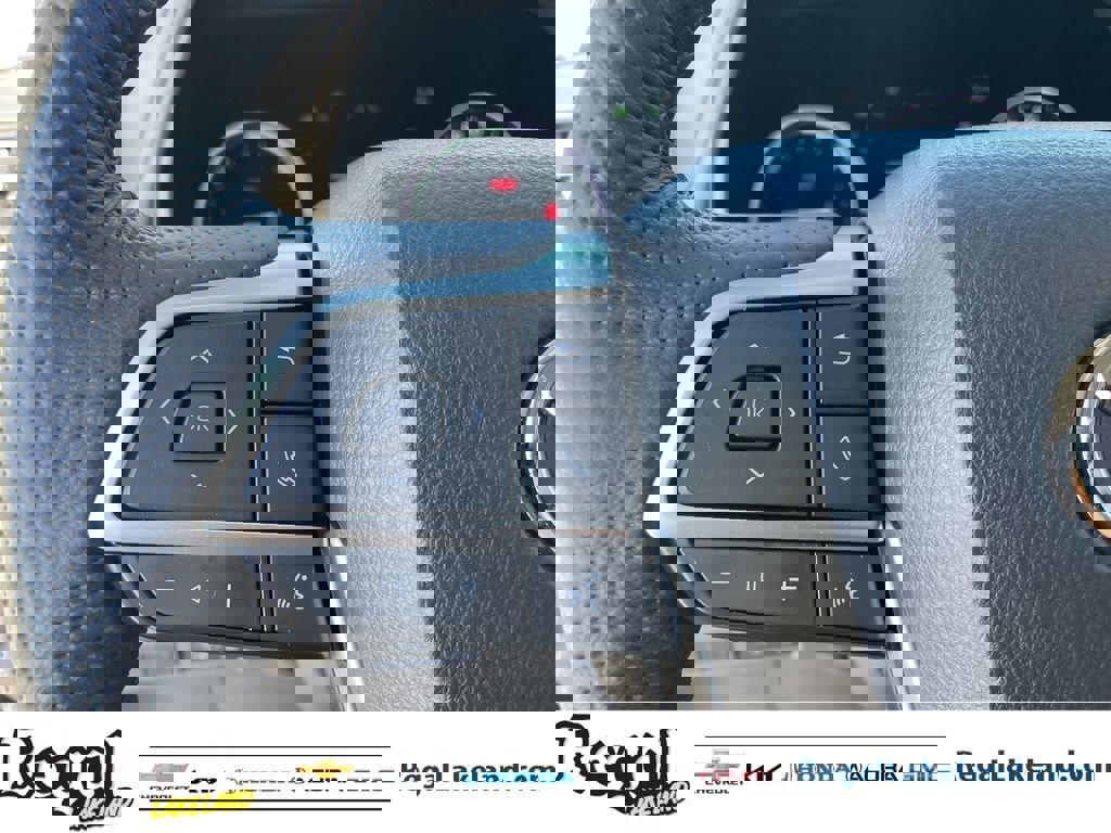 Used 2023 Toyota Sienna Limited image 30