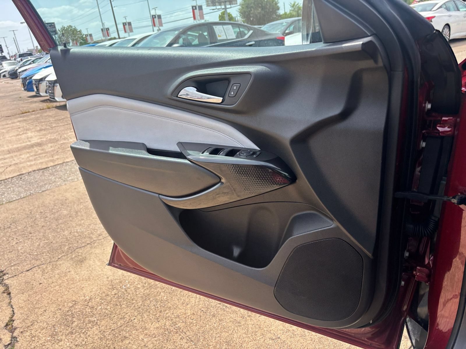 Used 2025 Chevrolet Trax LT w/ LT Convenience Package FWD image 15