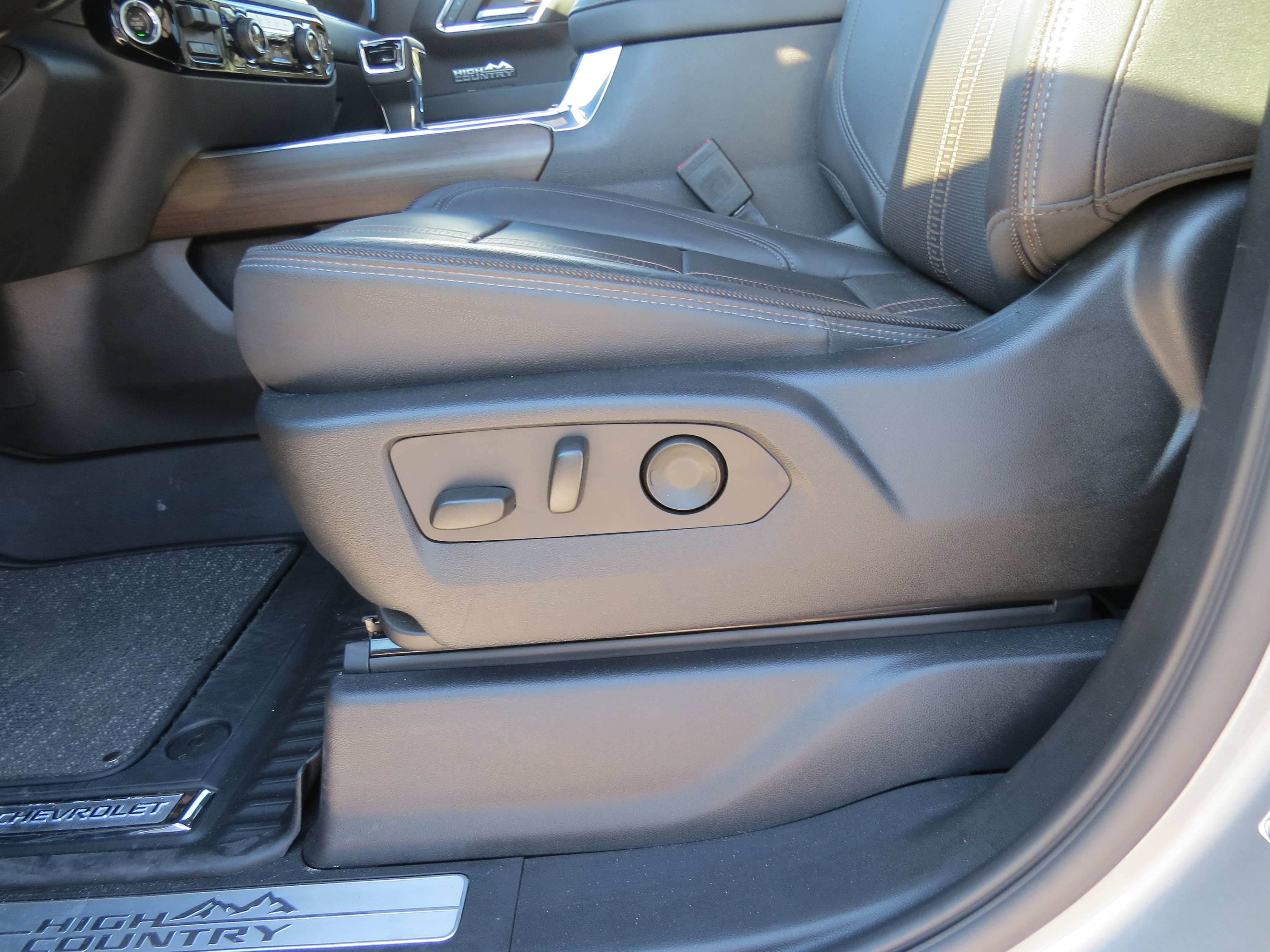 Used 2024 Chevrolet Silverado 1500 High Country w/ Technology Package AWD/4WD image 18
