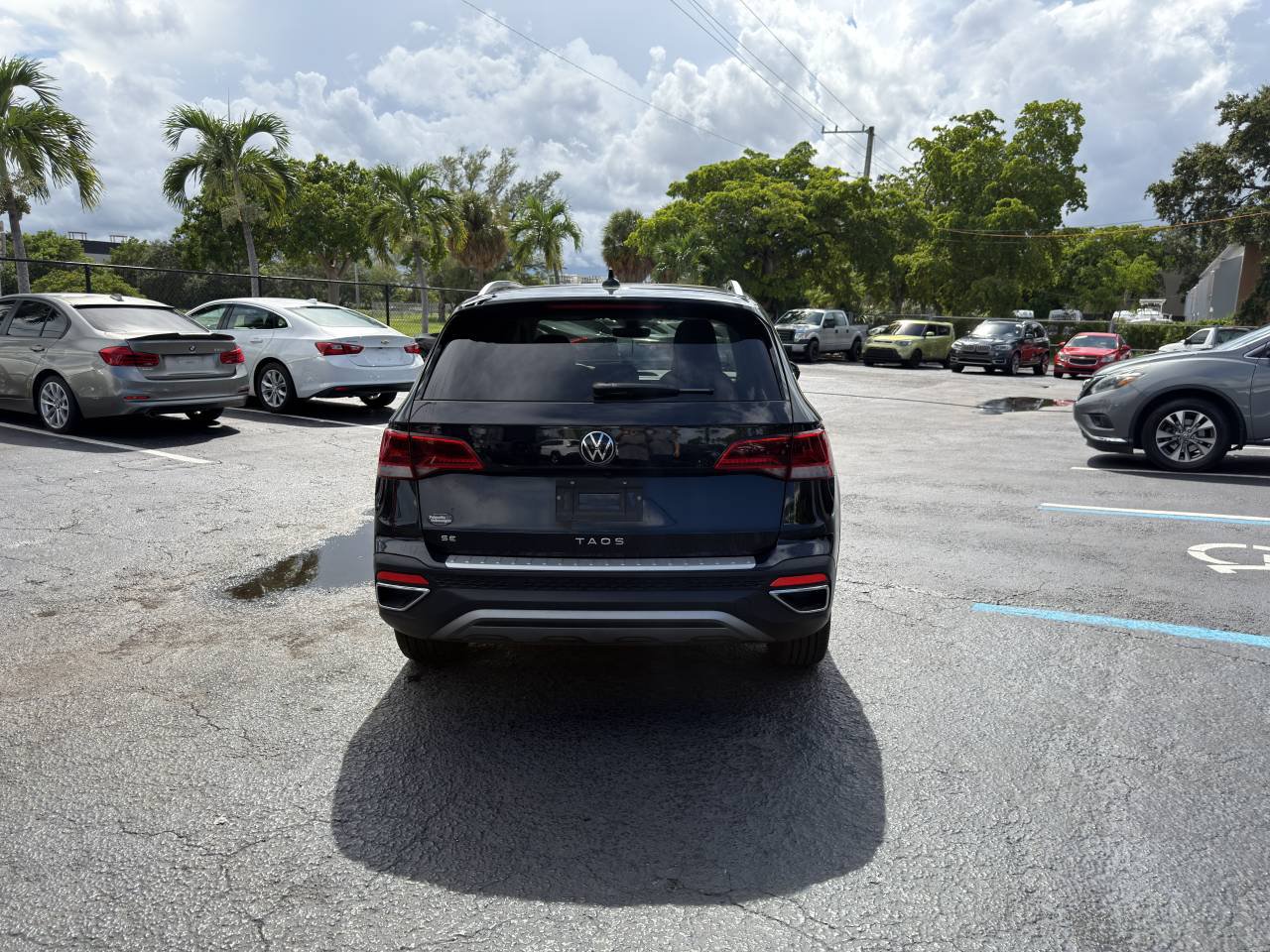 Used 2024 Volkswagen Taos SE w/ Panoramic Sunroof Package FWD image 4