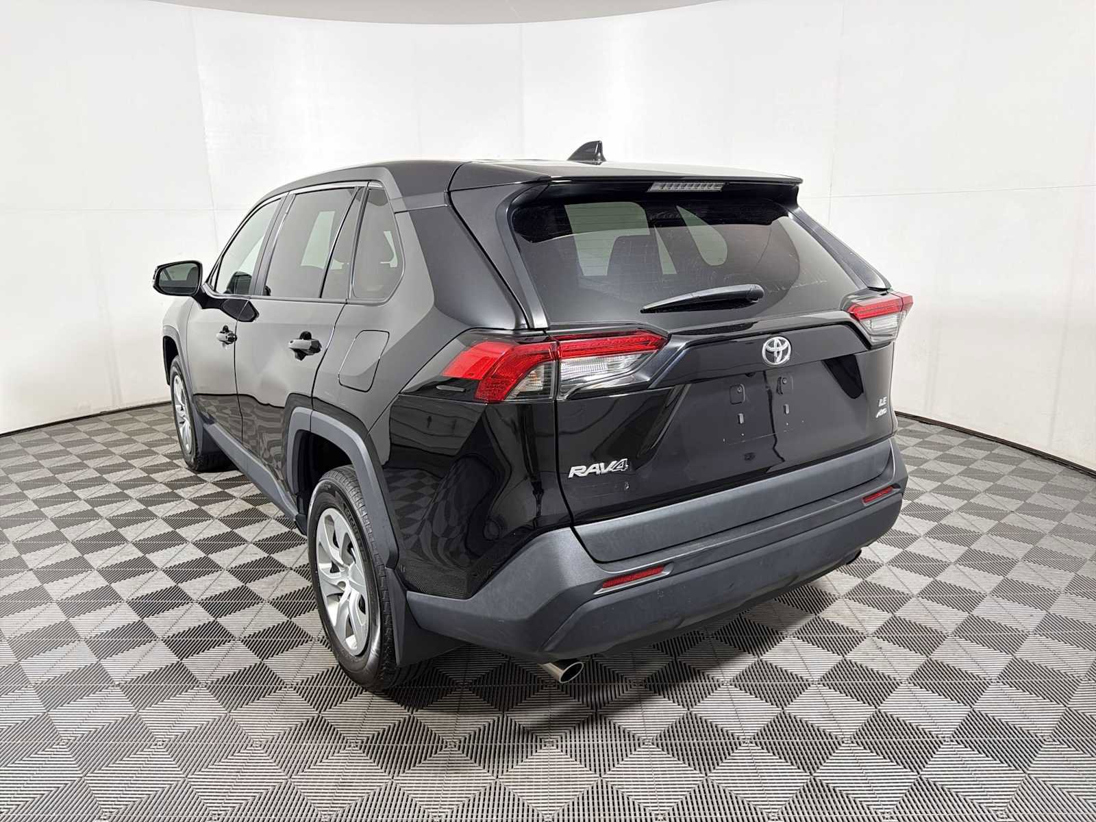 Used 2022 Toyota RAV4 LE AWD/4WD image 5