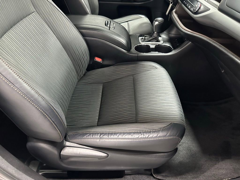 Used 2018 Toyota Highlander Plus w/ Carpet Mat Package (TMS) AWD/4WD image 55