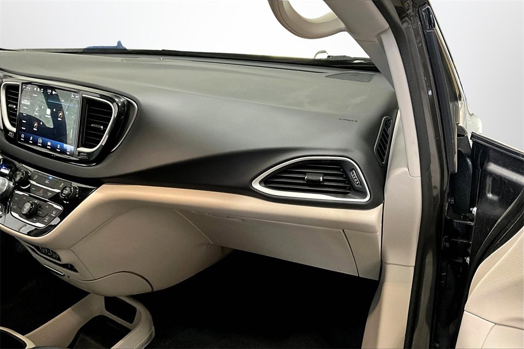 Used 2022 Chrysler Pacifica Touring-L image 25