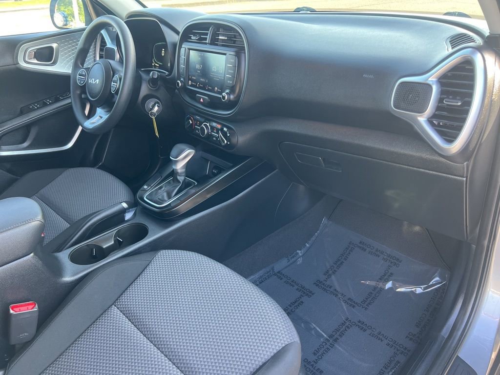 Used 2025 Kia Soul LX w/ LX Technology Package FWD image 30