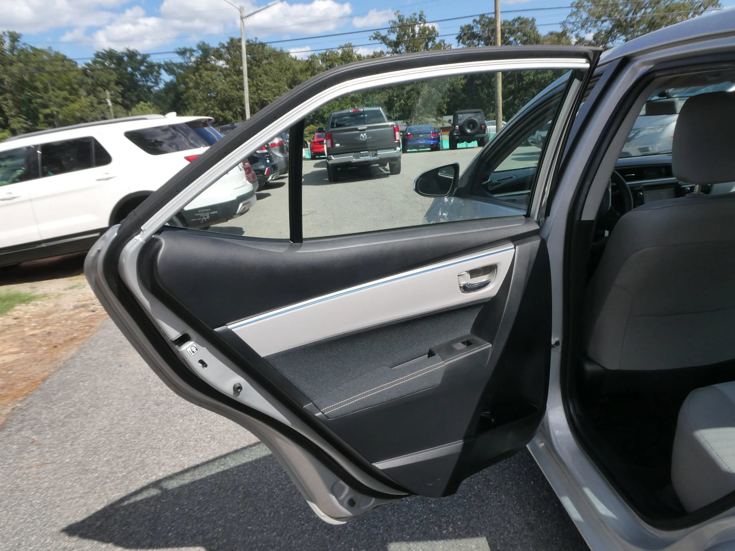 Used 2015 Toyota Corolla LE FWD image 26