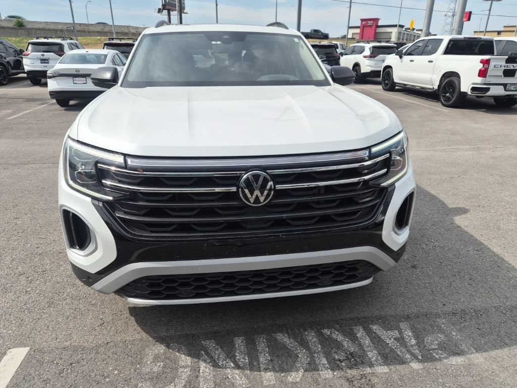 Used 2024 Volkswagen Atlas Peak Edition SEL AWD/4WD image 2