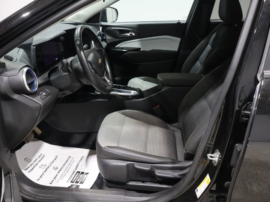 Used 2024 Chevrolet Trax LT w/ Driver Confidence Package FWD image 11
