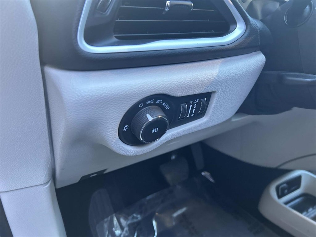 Used 2024 Chrysler Pacifica Touring-L image 22