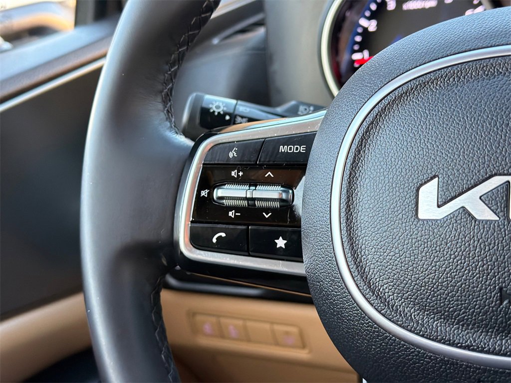 Used 2023 Kia Carnival LX image 23