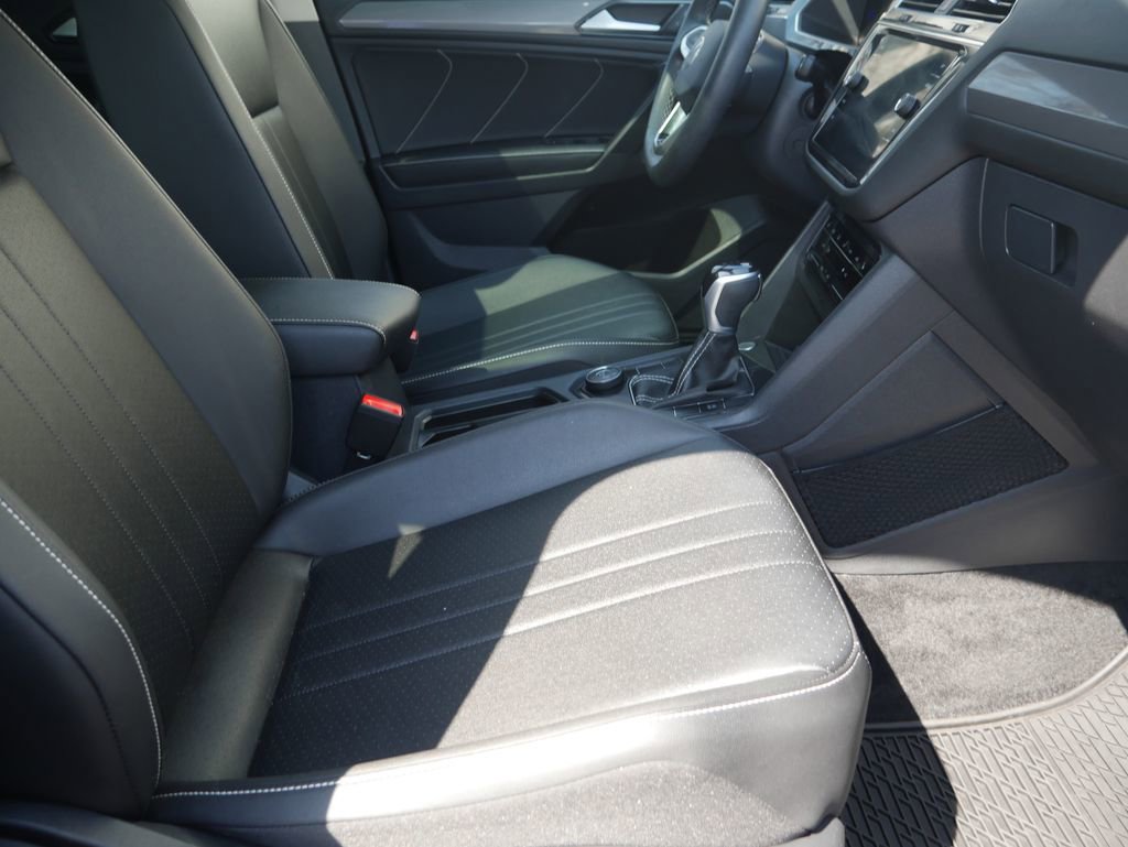 Used 2023 Volkswagen Tiguan SE w/ Panoramic Sunroof Package AWD/4WD image 27