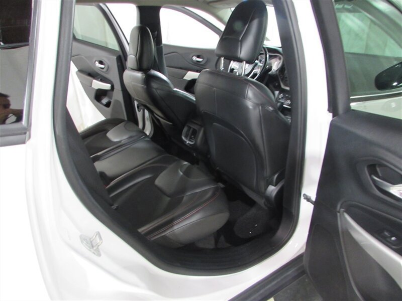 Used 2018 Jeep Cherokee Trailhawk image 31