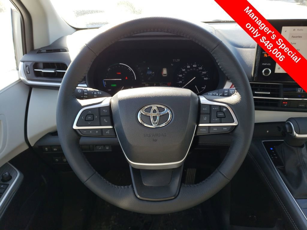 Used 2025 Toyota Sienna XLE image 14