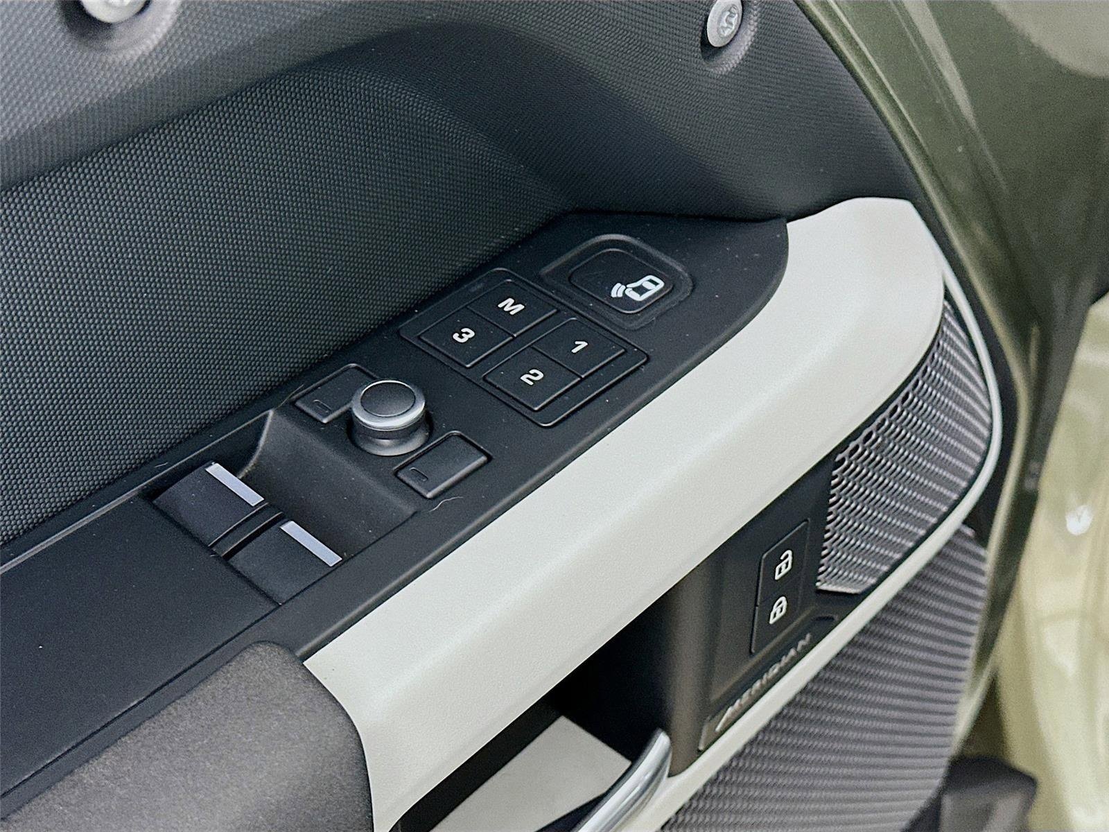 Used 2021 Land Rover Defender 90 First Edition image 17