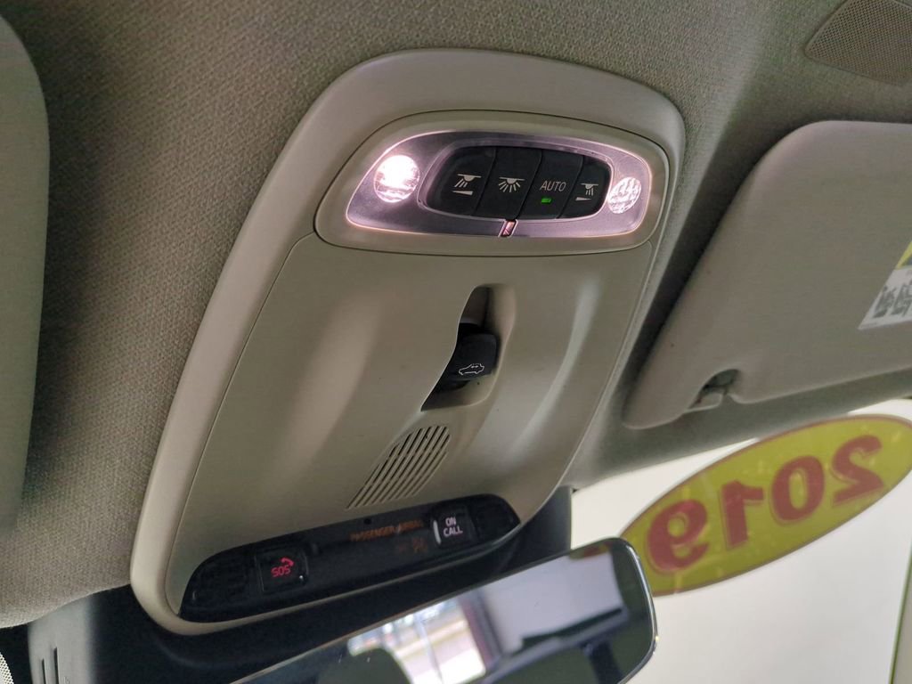 Used 2019 Volvo XC40 T5 R-Design image 25