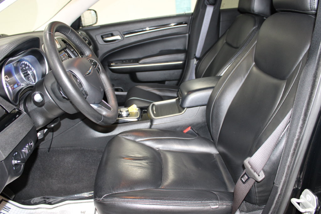 Used 2023 Chrysler 300 Touring AWD/4WD image 19
