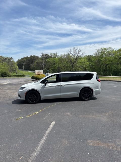 Used 2024 Chrysler Pacifica Limited w/ S Appearance Package image 11