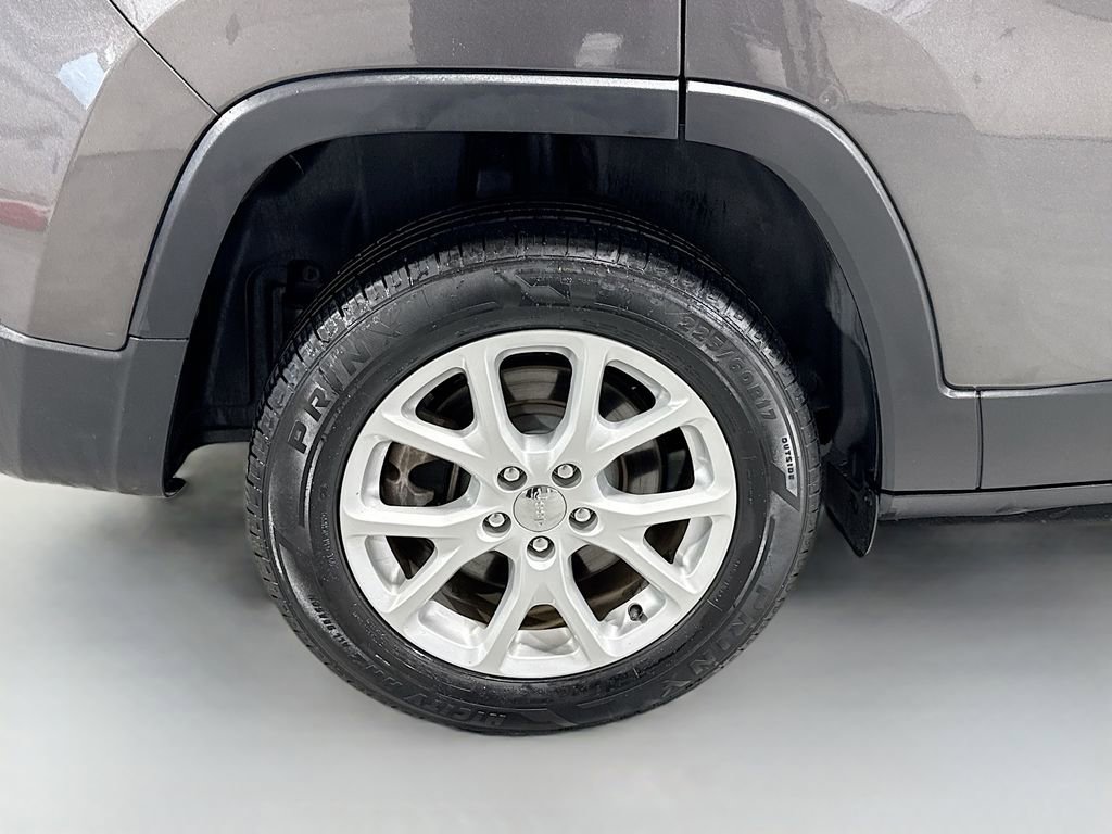 Used 2018 Jeep Cherokee Latitude Plus w/ Cold Weather Group FWD image 12