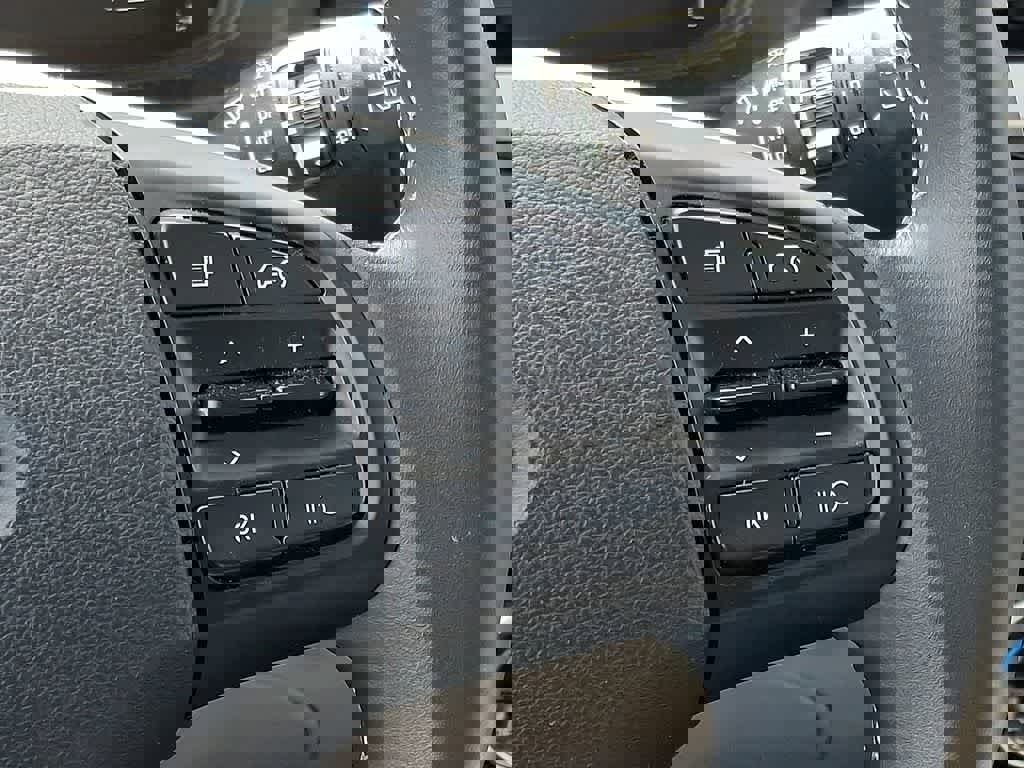 Used 2025 Hyundai Venue SEL image 21