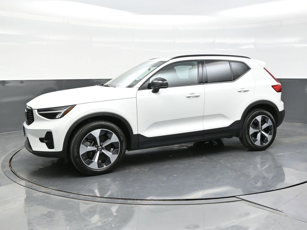 Used 2023 Volvo XC40 B5 Plus w/ Climate Package image 3