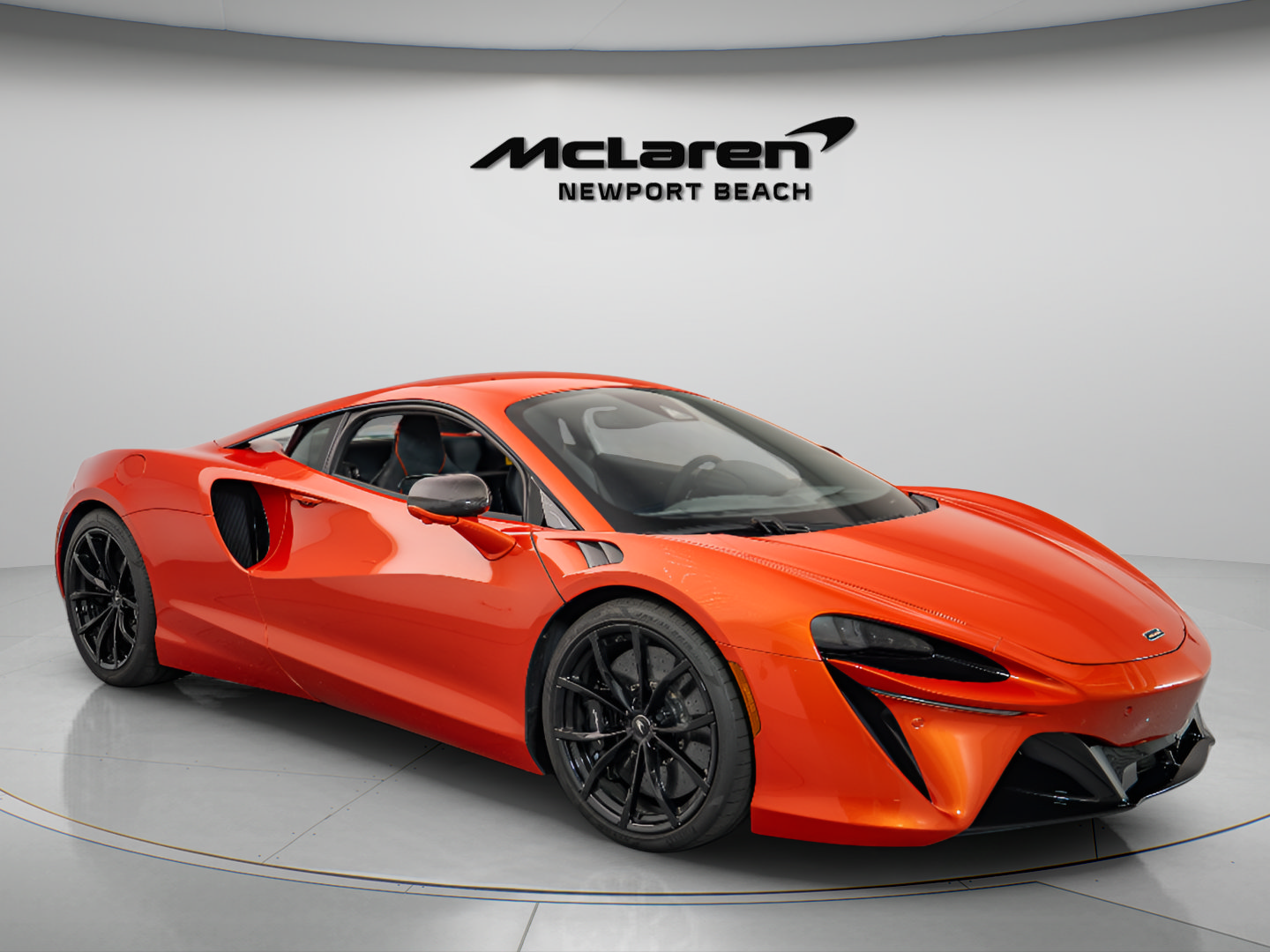 Used 2023 McLaren Artura RWD image 1