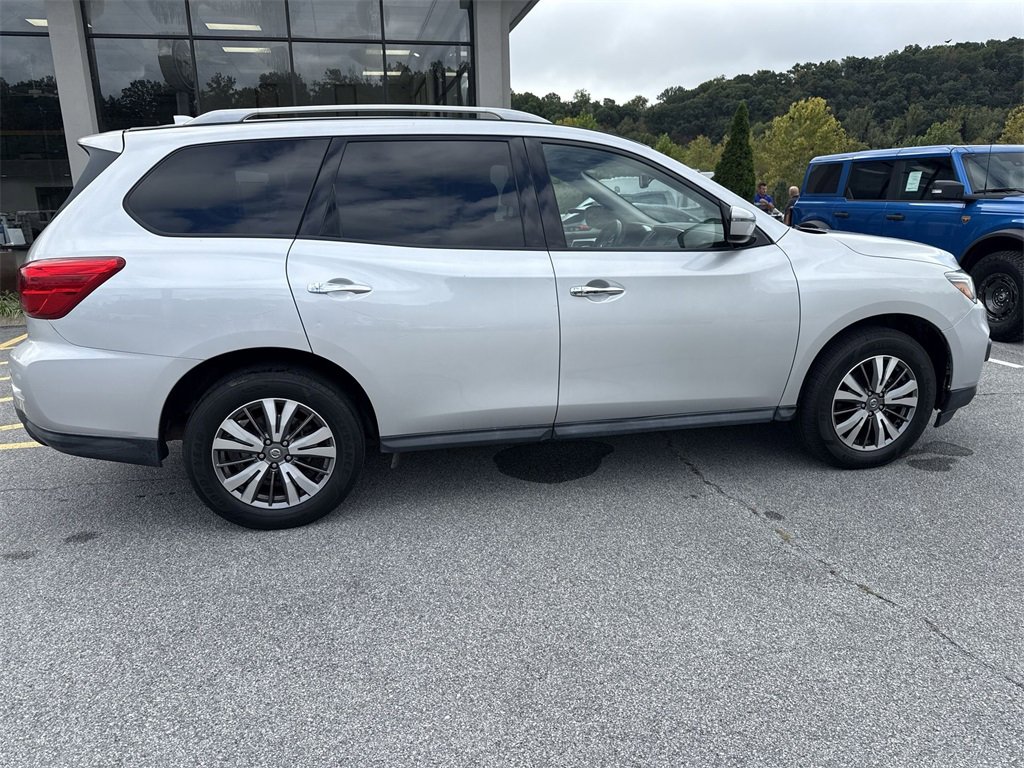 Used 2020 Nissan Pathfinder SV image 4
