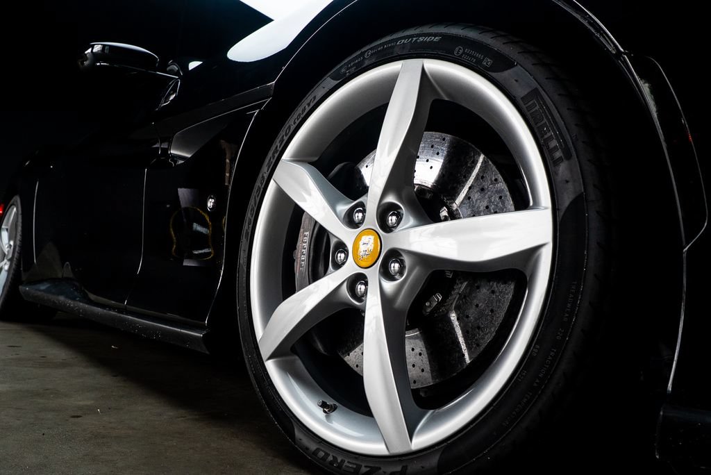 Used 2019 Ferrari Portofino RWD image 9