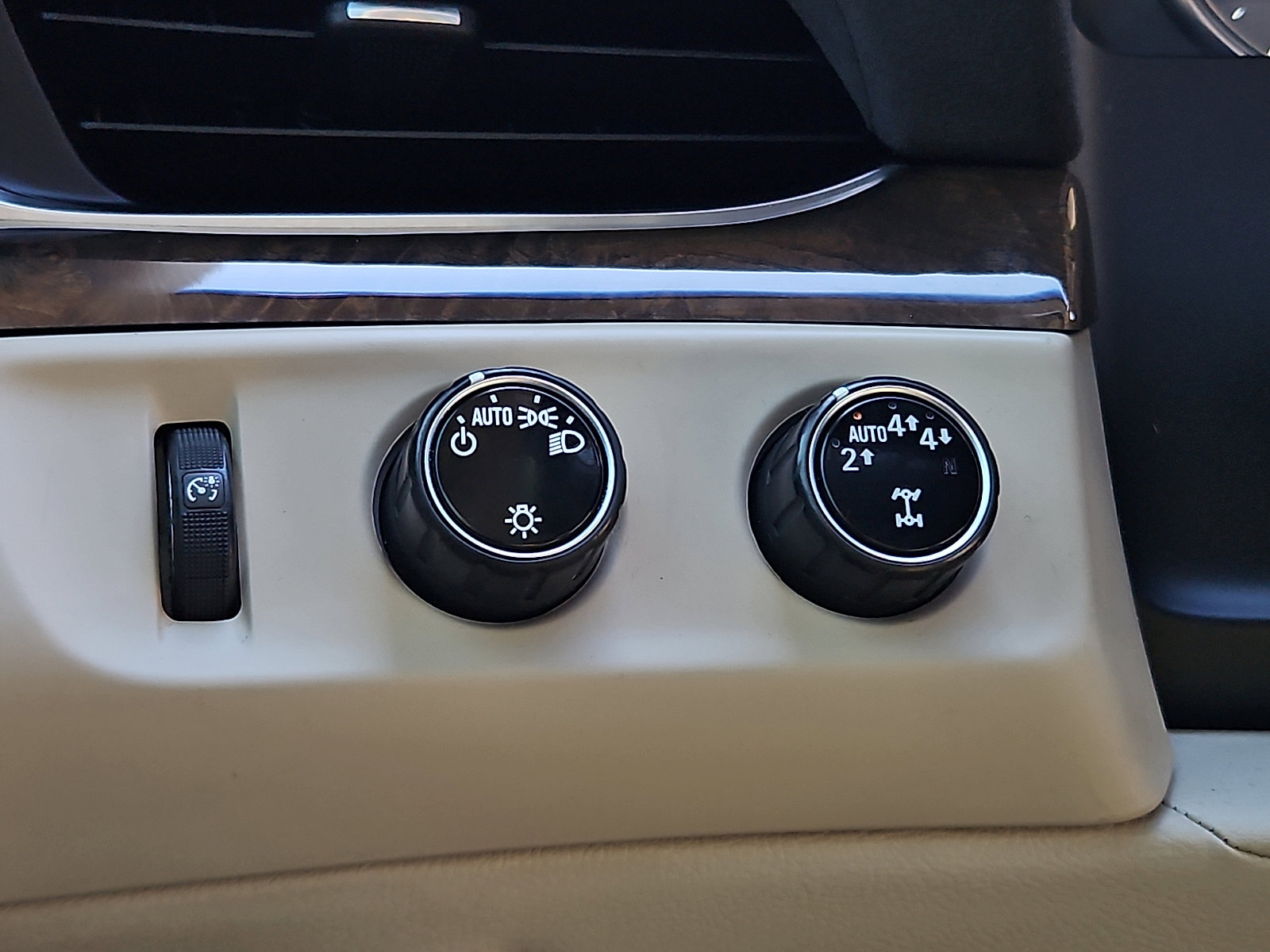 Used 2018 Cadillac Escalade Premium Luxury image 28