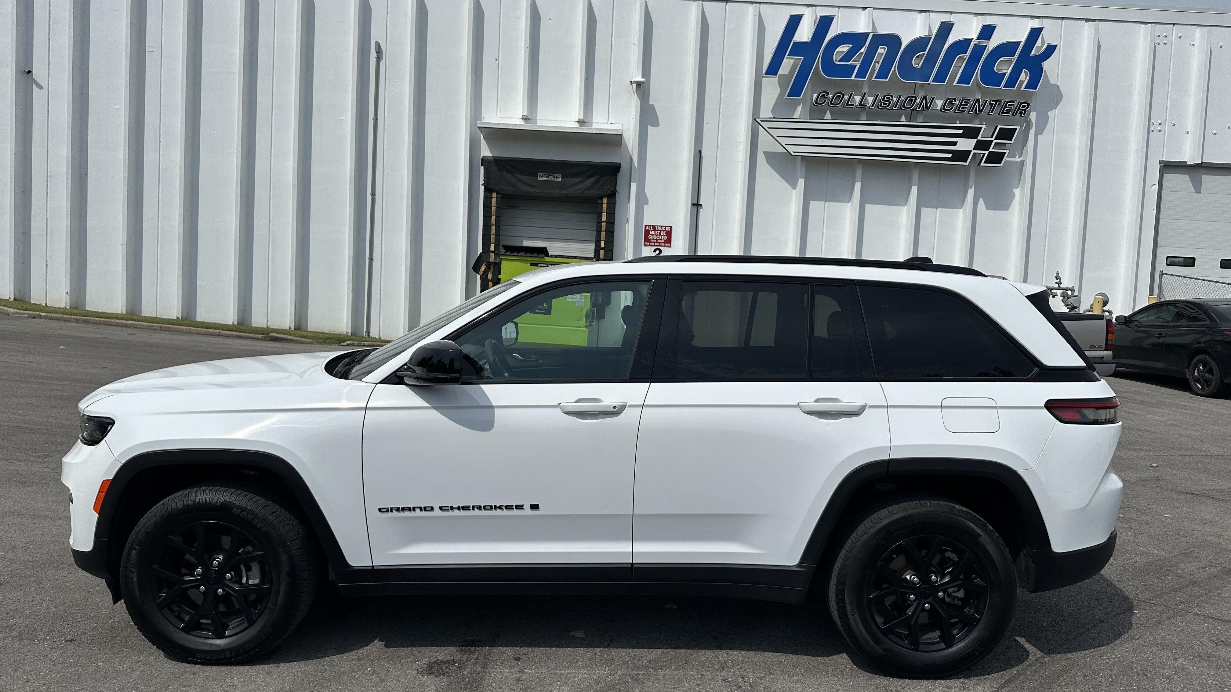 Used 2025 Jeep Grand Cherokee Altitude AWD/4WD image 7
