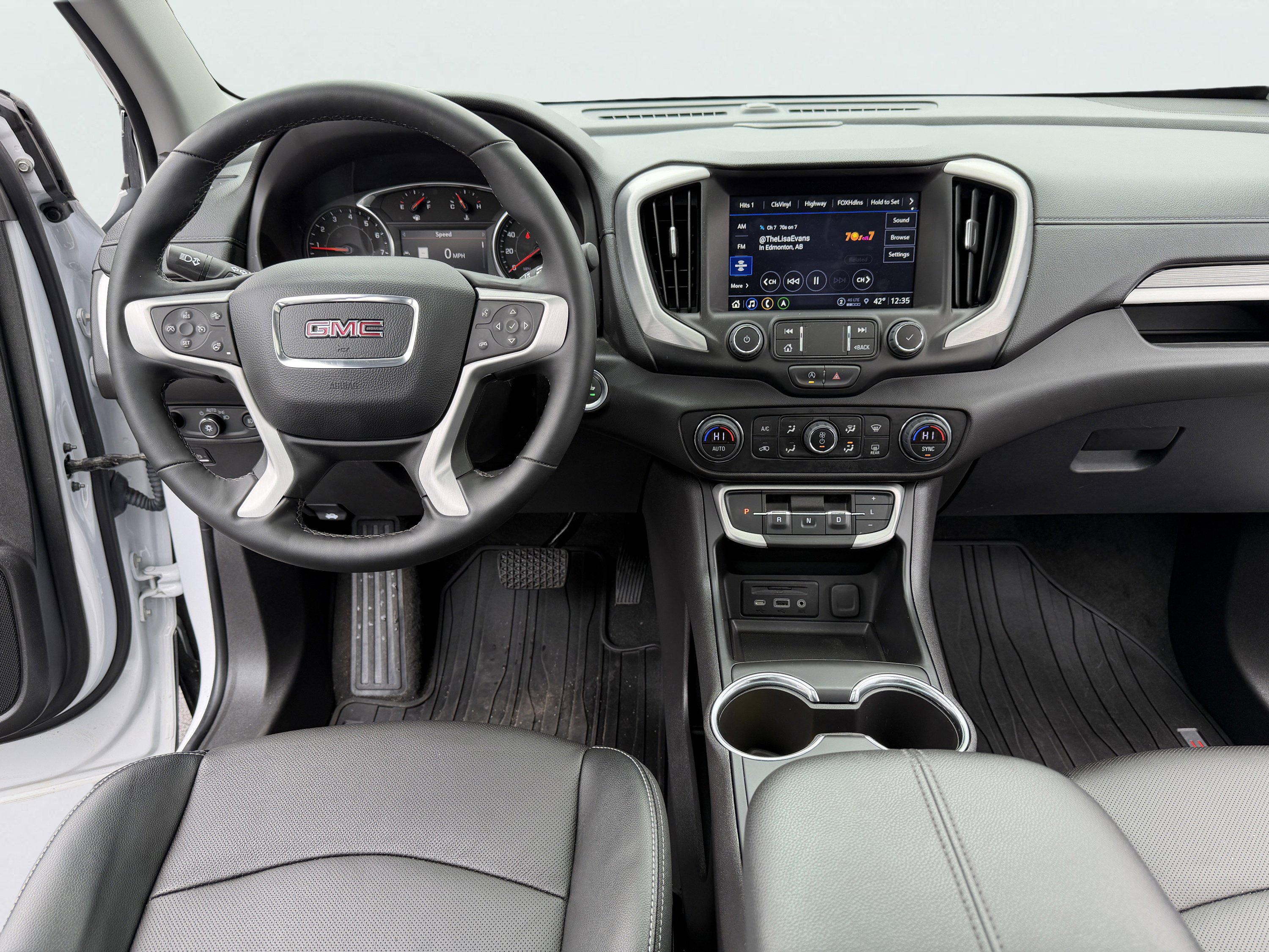 Used 2024 GMC Terrain SLT w/ Infotainment Package II AWD/4WD image 2