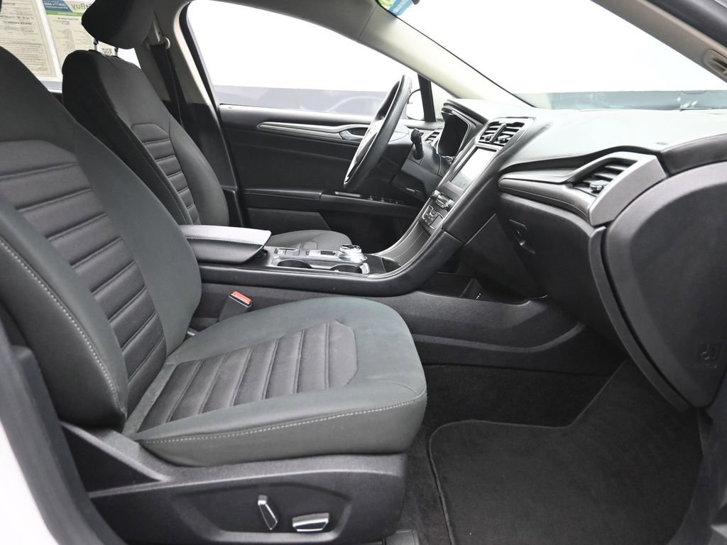 Used 2017 Ford Fusion SE w/ Fusion SE Technology Package image 7