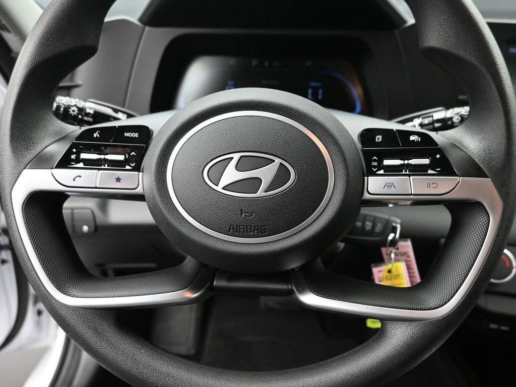 Used 2025 Hyundai Elantra SE image 18