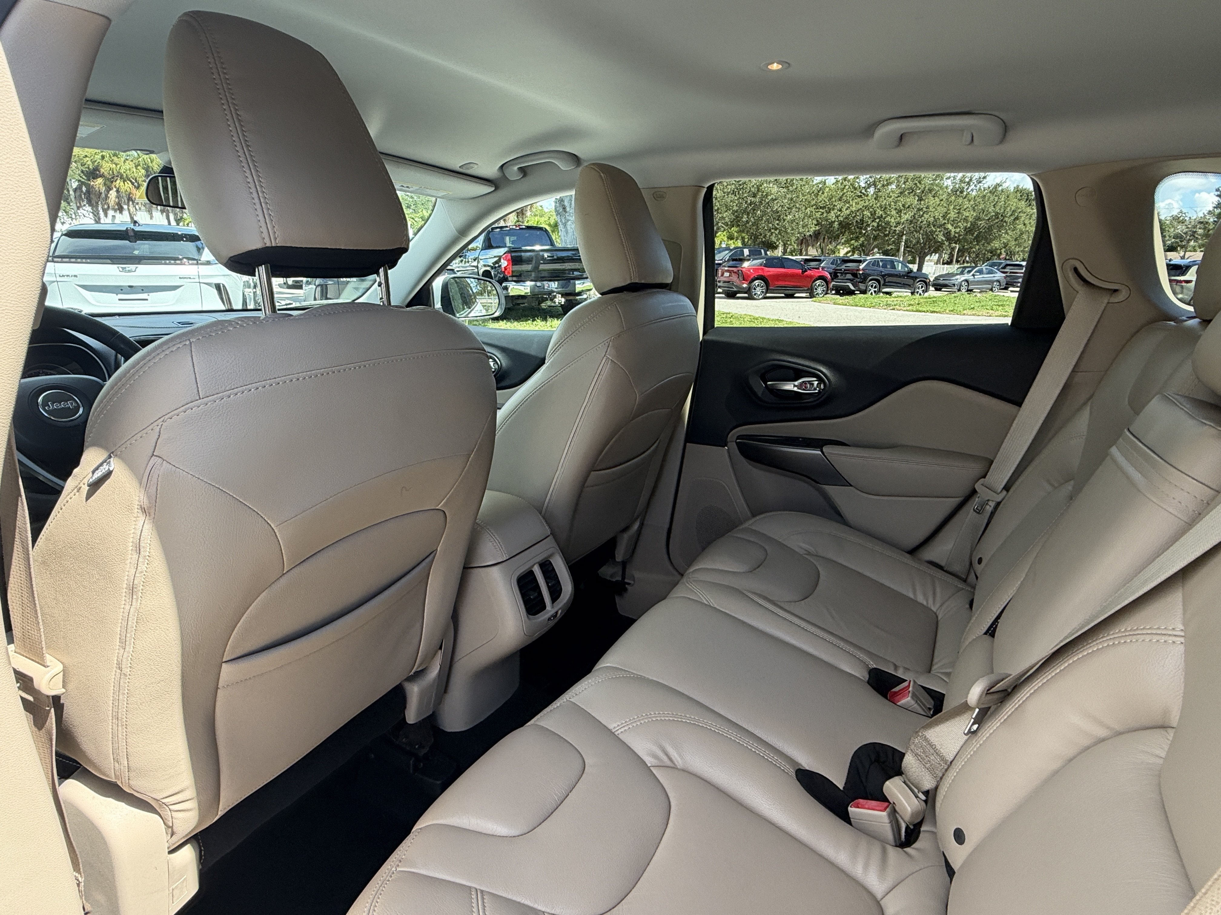 Used 2020 Jeep Cherokee Latitude FWD image 17