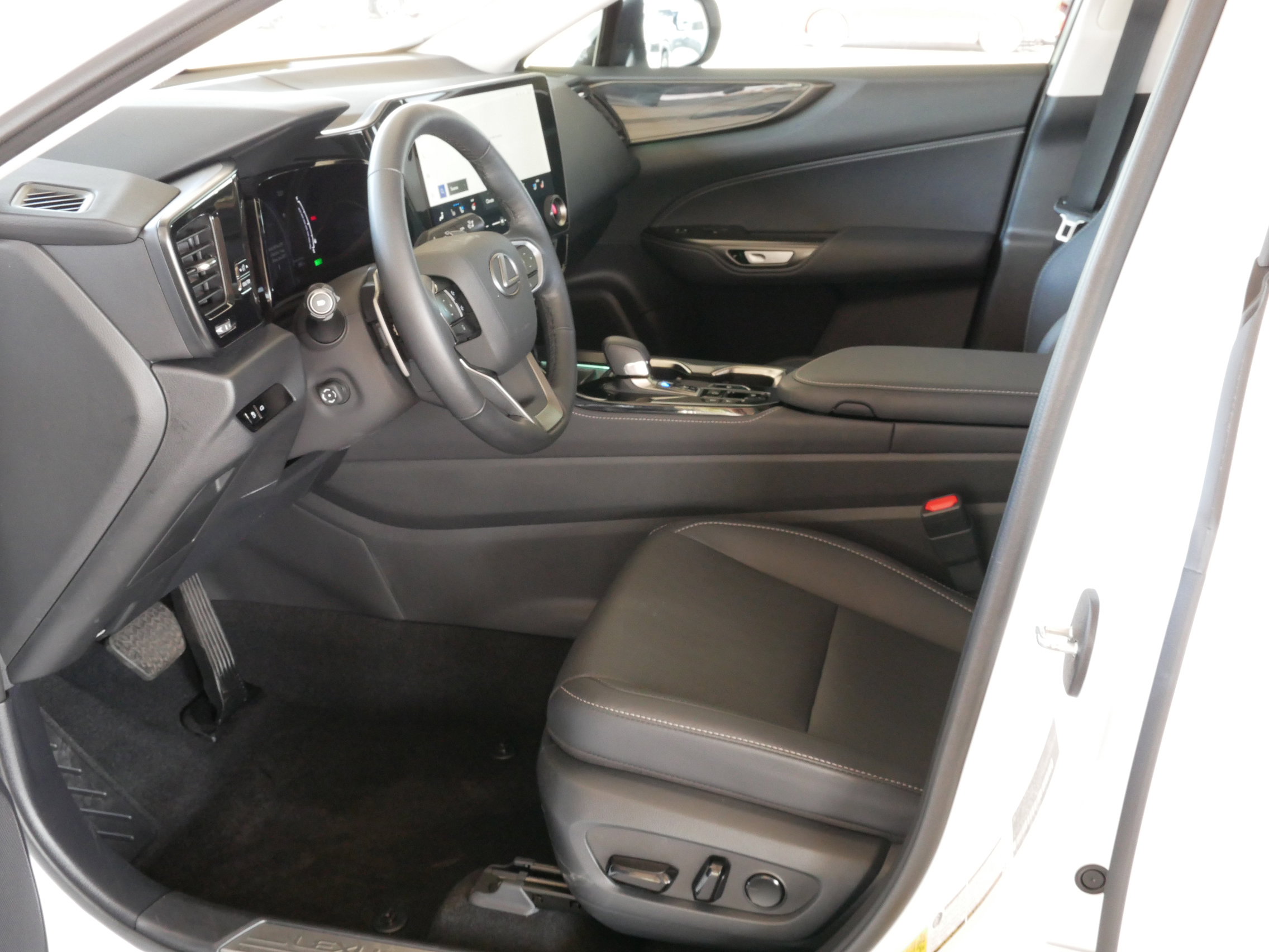 Used 2025 Lexus NX 350h AWD w/ Accessory Package (2T) image 4