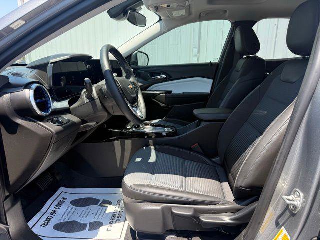 Used 2025 Chevrolet Trax LT w/ Sunroof Package FWD image 5