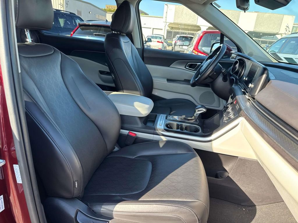 Certified 2024 Kia Carnival LX image 17