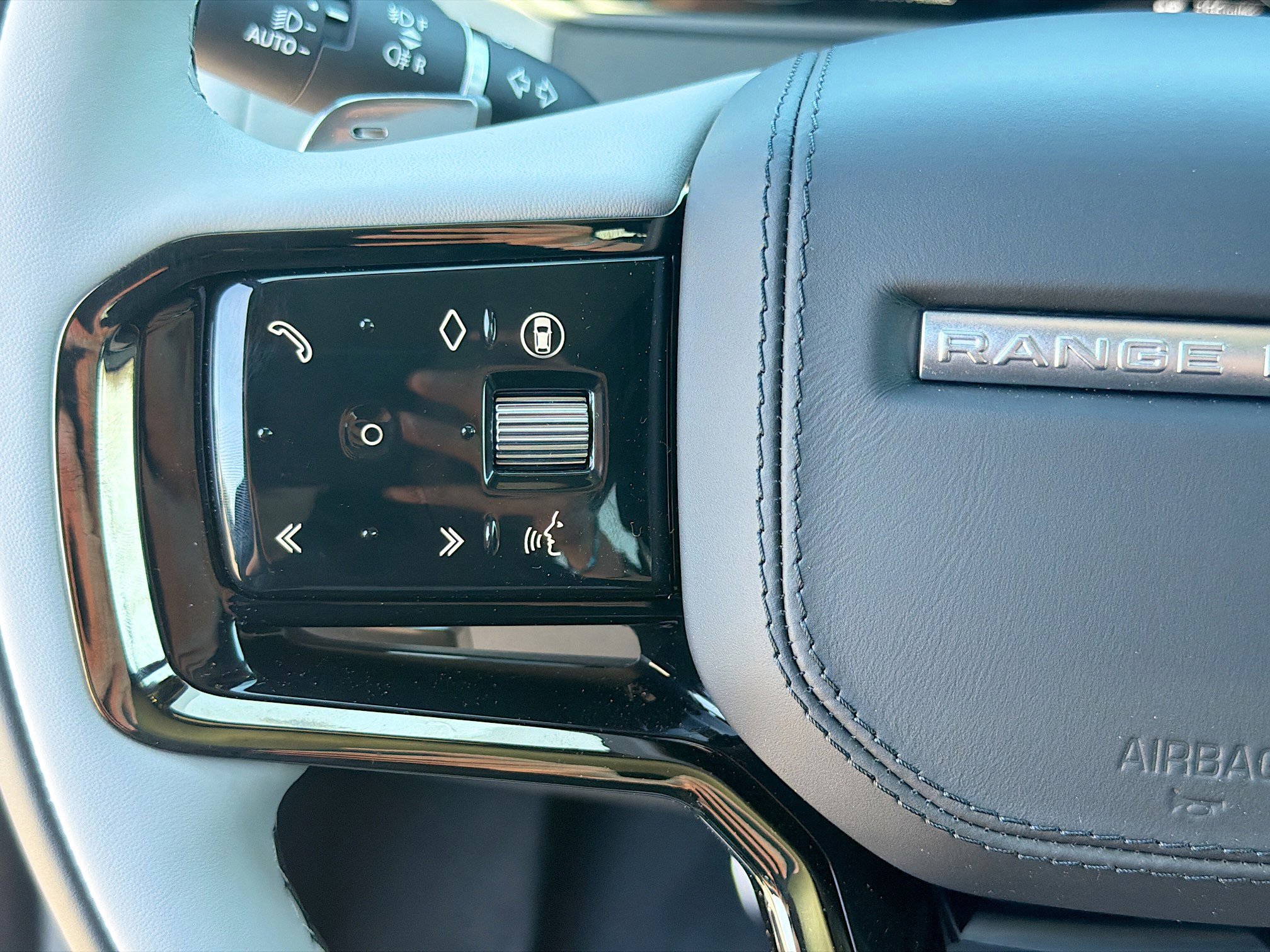 New 2026 Land Rover Range Rover Velar Dynamic SE image 37