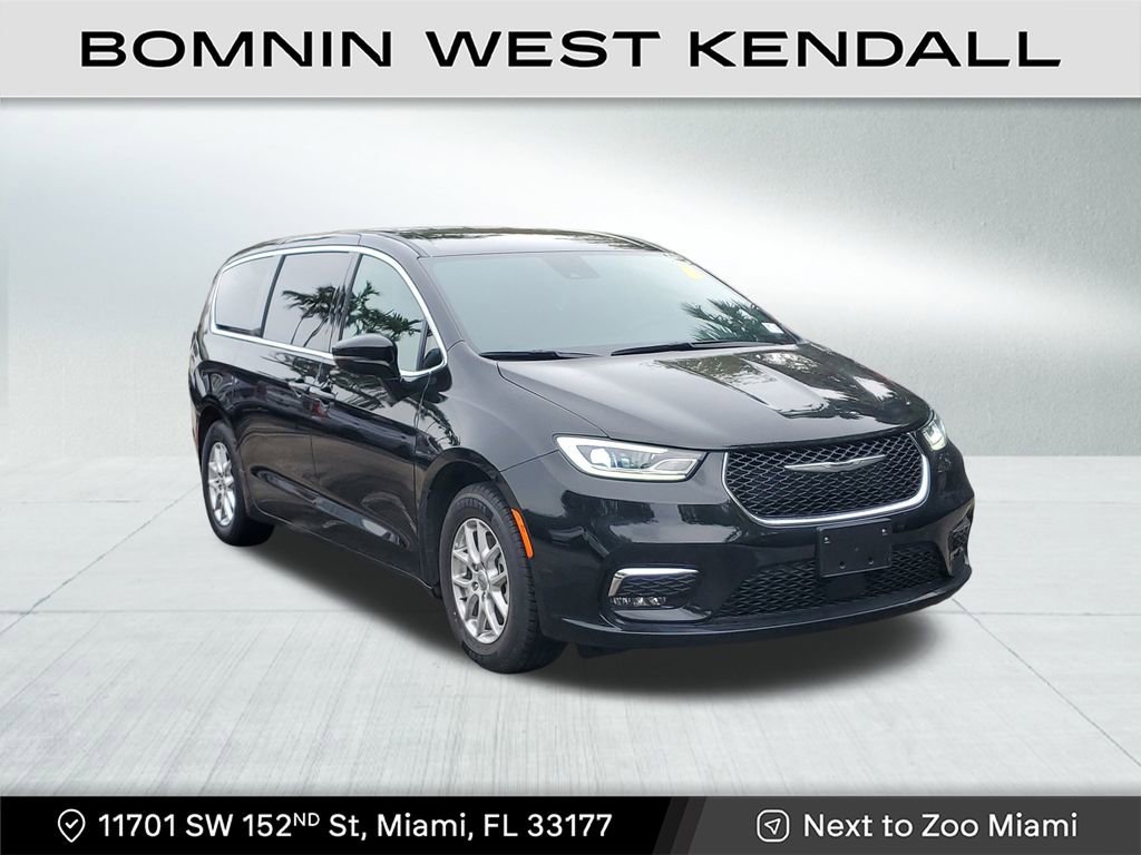 Used 2025 Chrysler Pacifica Select image 1