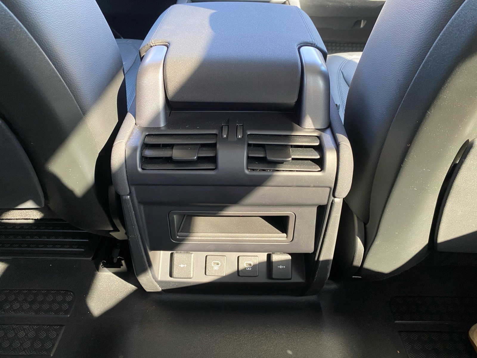 Used 2022 Land Rover Defender 90 S image 16