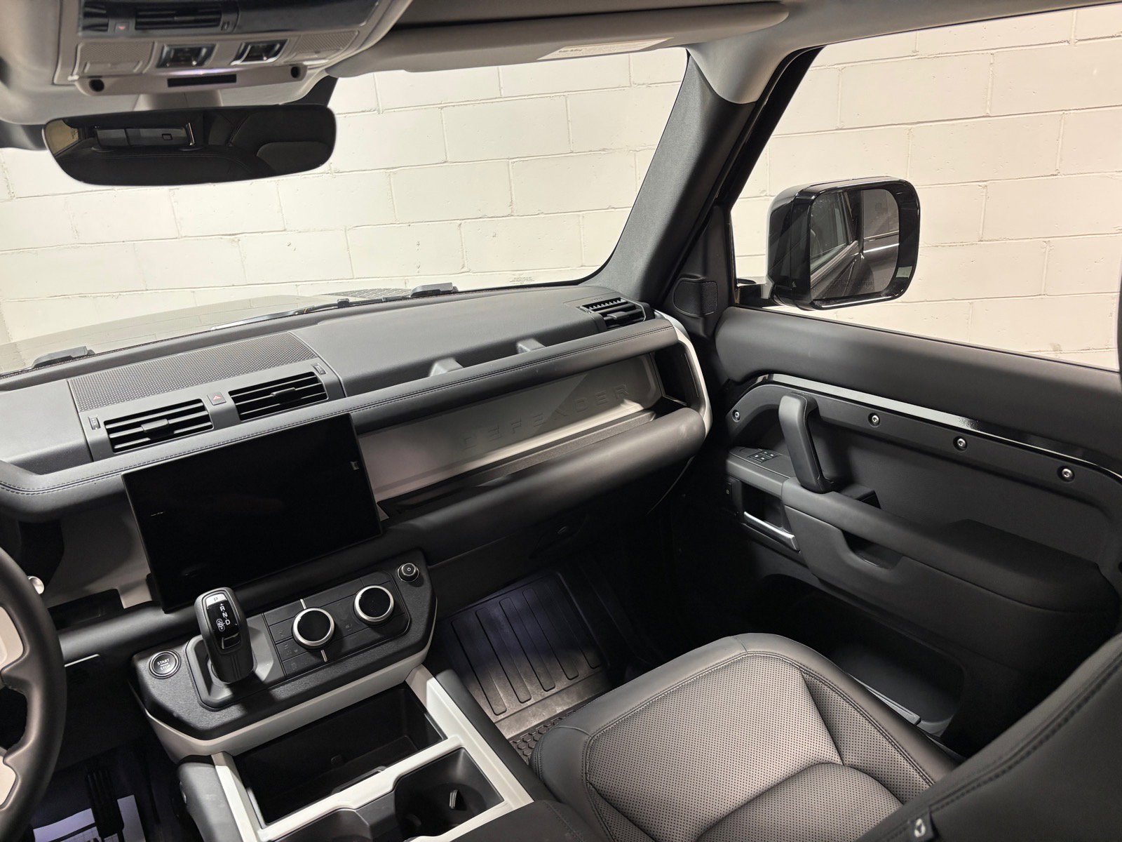 Used 2025 Land Rover Defender 110 S AWD/4WD image 37