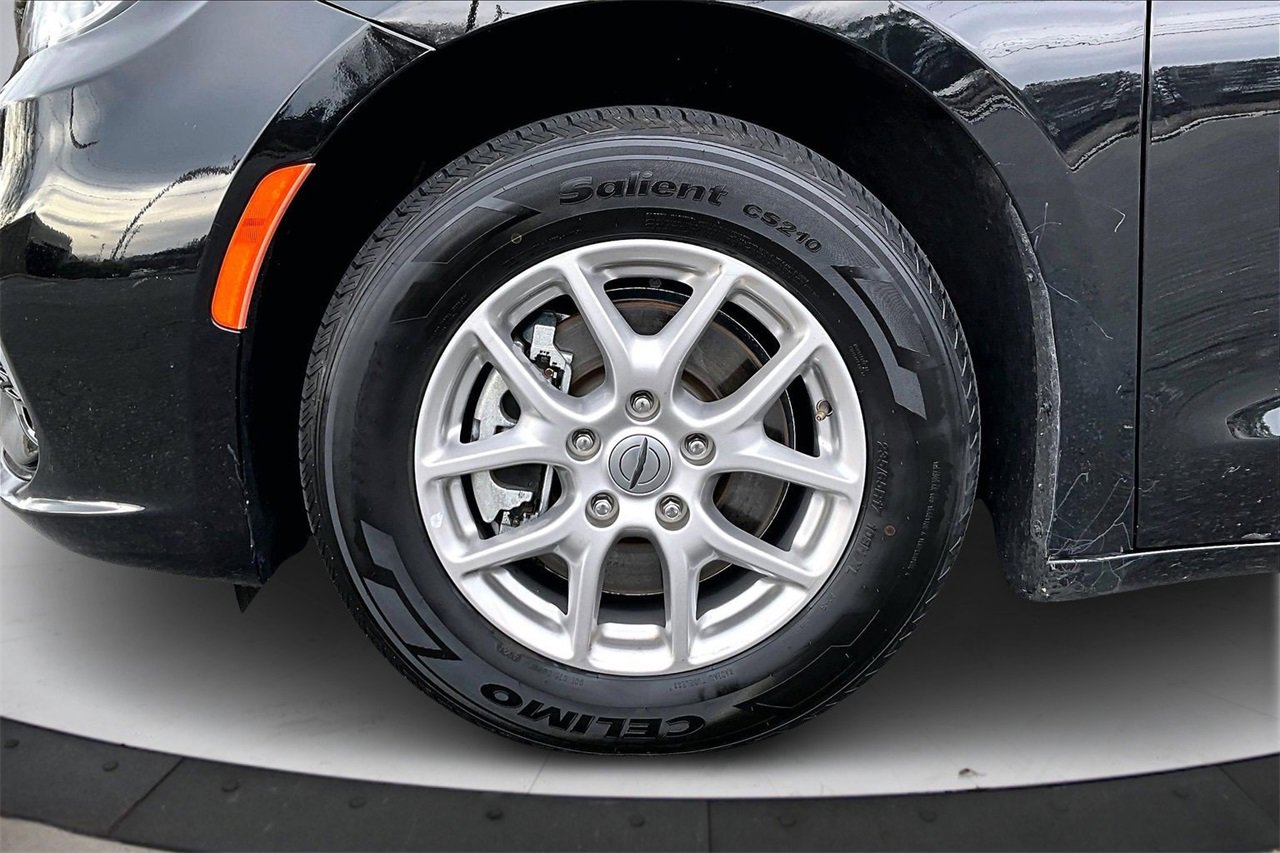 Certified 2024 Chrysler Pacifica Touring-L image 32